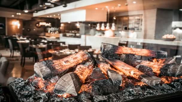 Hořící krb v interiéru restaurace — Stock video