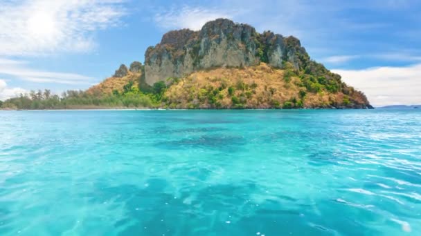Ilha tropical selvagem com recifes de coral ao redor — Vídeo de Stock