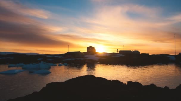 Antarktyda Niesamowite Kolorowe Sunrise Powyżej Akademickich Vernadsky Badania Stacji Naukowej — Wideo stockowe