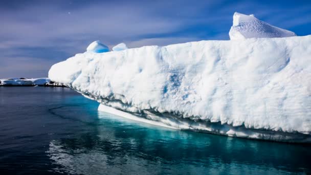 Величезний білий заморожений айсберг плаває у відкритому океані — стокове відео