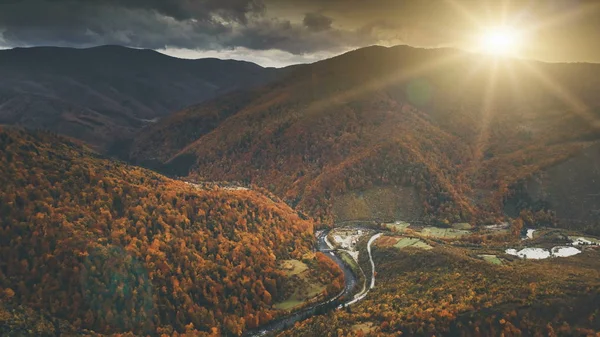 Letecký pohled na krásné podzimní horské krajiny — Stock fotografie