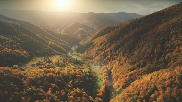 Luftaufnahme der schönen herbstlichen Berglandschaft — Stockfoto