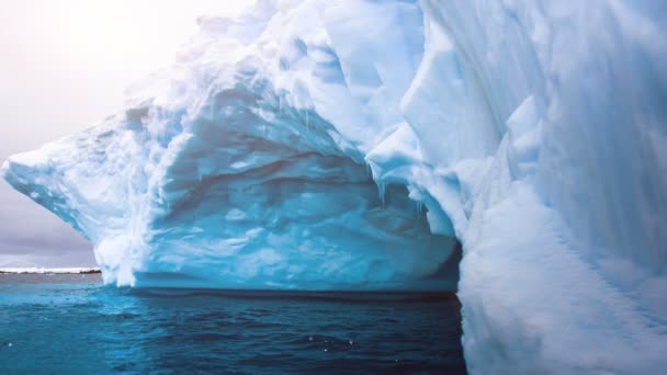 Glaciar con cueva natural en el interior balanceándose sobre el agua — Vídeo de stock