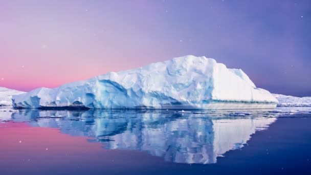 Huge long iceberg with mirror reflection in water — Stock Video