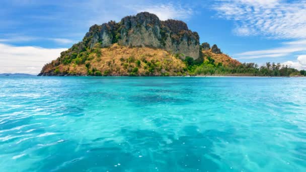 Recife de coral tropical ilha com água azul-turquesa — Vídeo de Stock