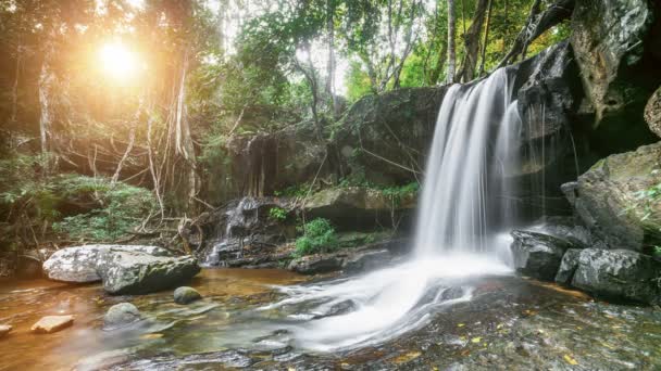 Bela cachoeira de montanha na Tailândia — Vídeo de Stock