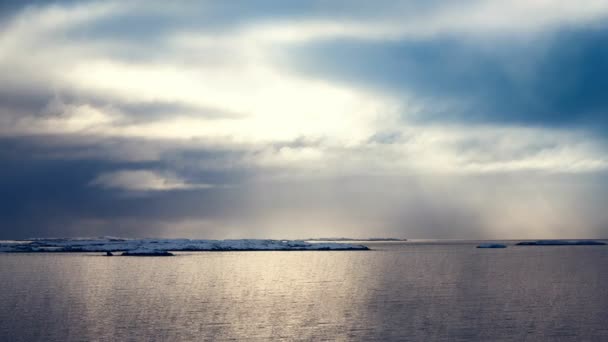 Molnig dramatisk himmel med solstrålarna och lugna havet — Stockvideo