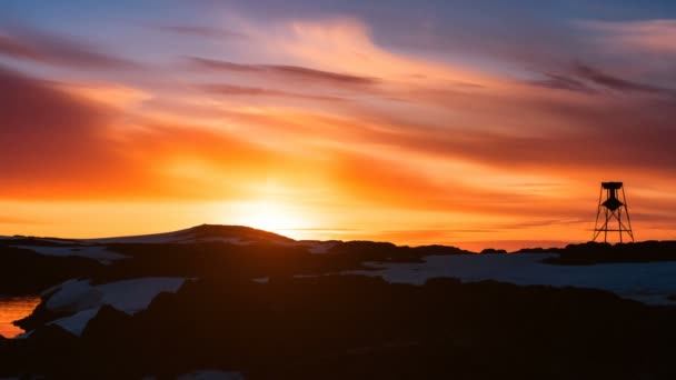 Hermoso cielo nublado dramático con el sol levantándose — Vídeos de Stock