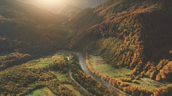 Vista aérea del hermoso paisaje montañoso de otoño — Foto de Stock