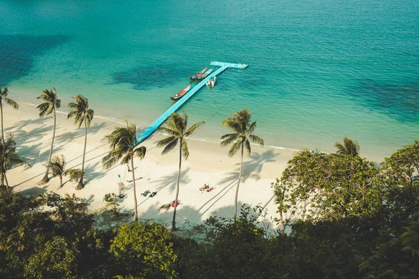 White sand beach with small berth. Thailand. — Stock Photo, Image