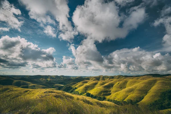 ทุ่งหญ้าสีเขียวบนพื้นหลังฟ้าเมฆ ซูมาบะ . — ภาพถ่ายสต็อก
