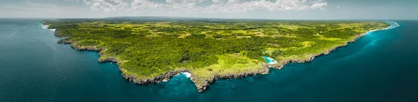 Panorama wyspy, ocean. Aerial drone strzał. Indonezja. — Zdjęcie stockowe