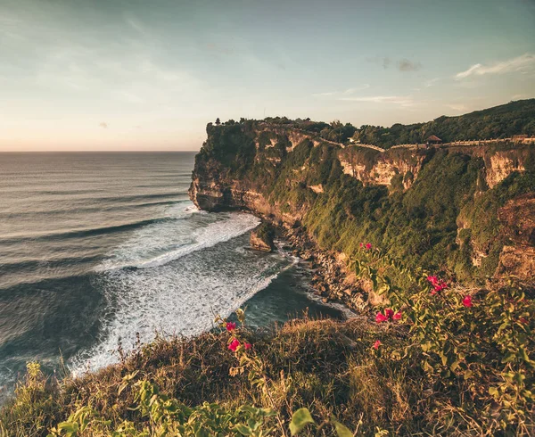 Brzeg oceanu panorama przegląd, Urwisko. Zachód słońca. Bali — Zdjęcie stockowe