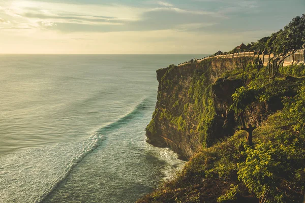 Urwisko, brzeg oceanu, ścieżki turystyczne. Panorama. Bali. — Zdjęcie stockowe