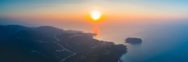海洋中的 ko Pha-ngan 岛上空的日落。泰国. — 图库照片
