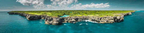 ショット空中ドローン島、海。パノラマ。スンバ島. — ストック写真