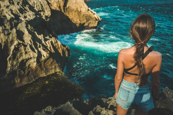 Melekler billabong, nusa penida, kadın — Stok fotoğraf