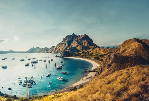 Pádár sziget Bay. Komodo Nemzeti Park — Stock Fotó