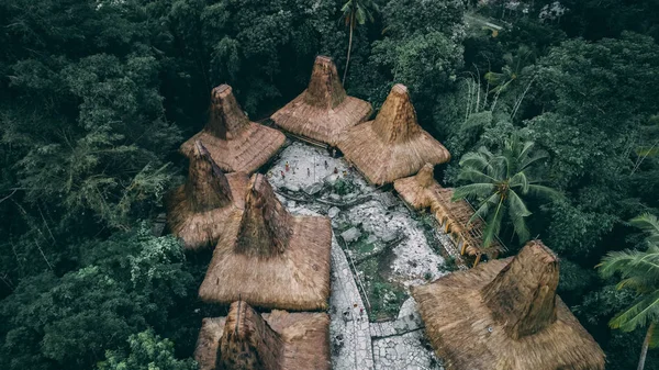 밀 짚 지붕 오두막입니다. 전통적인 Sumbanese 마. — 스톡 사진