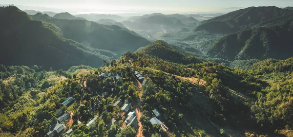 Insediamento tra Thailandia natura selvaggia. Colpo aereo — Foto Stock