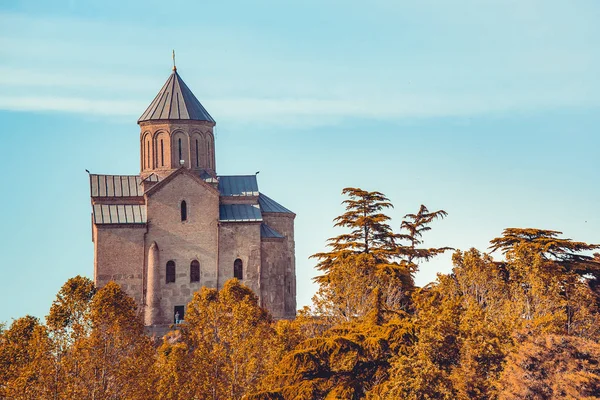 Starověké církve mezi podzimní les. Gruzie. — Stock fotografie