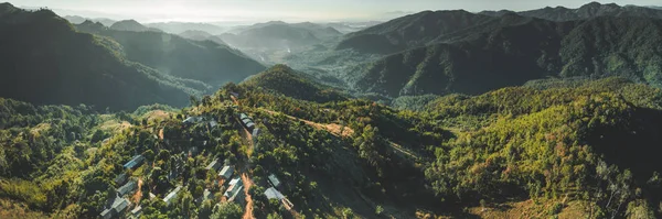 Afwikkeling onder wilde natuur van Thailand. Luchtfoto — Stockfoto