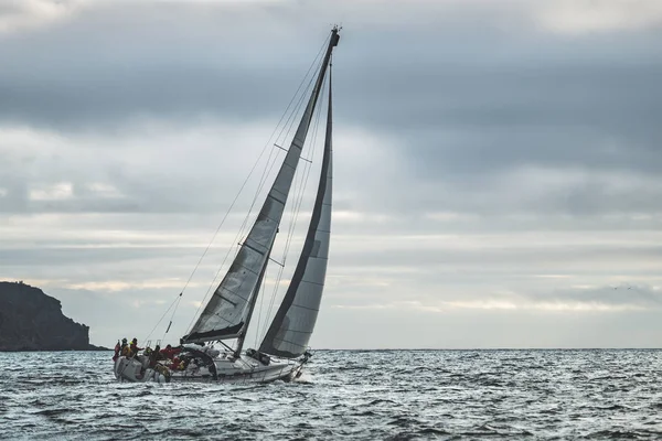 Nahaufnahme einer einsamen Jacht, die im Meer segelt. irland. — Stockfoto