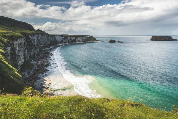 Baía Acolhedora Lado Costa Irlanda Norte Grama Cobriu Penhasco Lavado — Fotografia de Stock