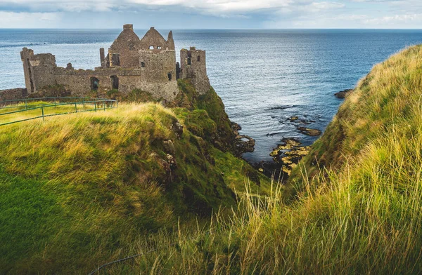 Dunluce castle on the cliff. Irish shoreline. — Stock Photo, Image