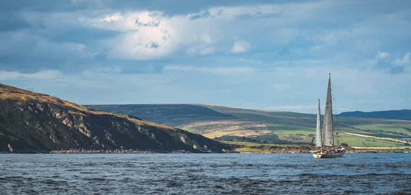 Irisches Küstenpanorama. Einsame Segeljacht. — Stockfoto