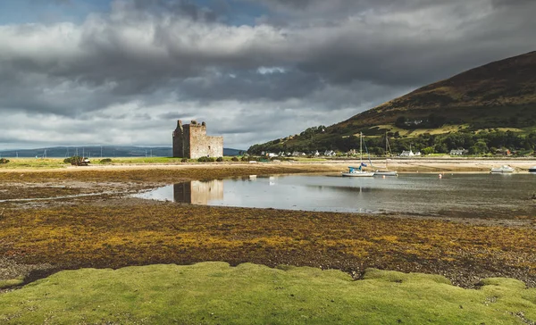 位于 arran 海岛海湾旁的 lochranza 城堡. — 图库照片