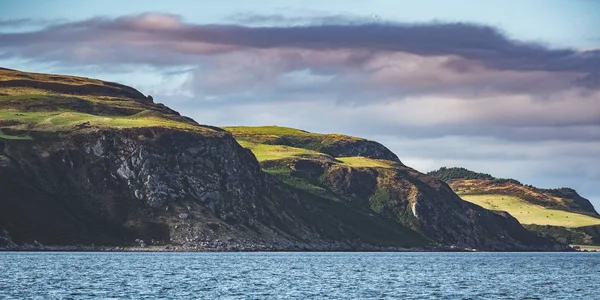 北アイルランドの海岸線。緑に覆われた丘. — ストック写真