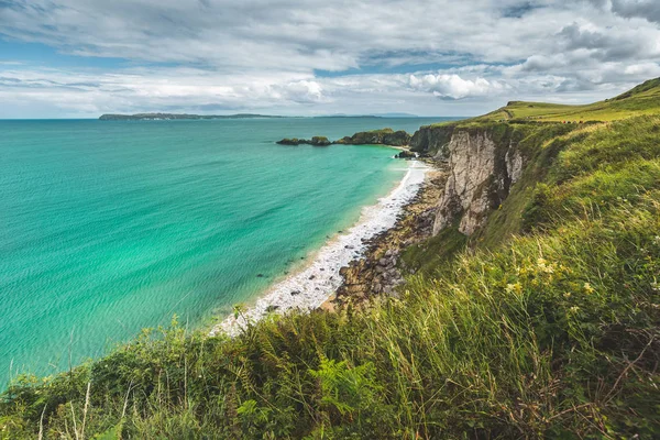 De kustlijn van Noord-Ierland. Heldere zee, groene land. — Stockfoto