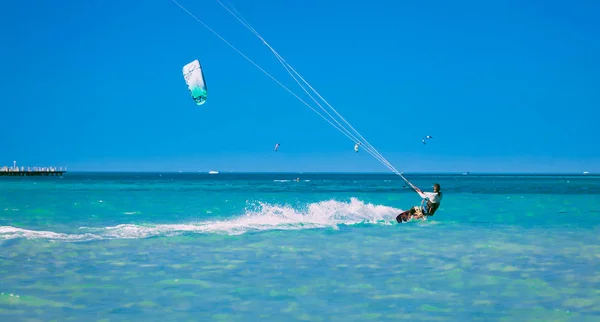 Der Kiteboarder, der über die Oberfläche des Roten Meeres gleitet. — Stockfoto