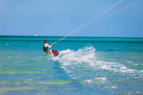 De kiteboarder glijden over het oppervlak van de rode zee. — Stockfoto