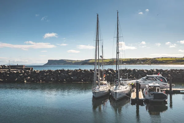 Toeristische jachten naast de pier. Noord-Ierland. — Stockfoto