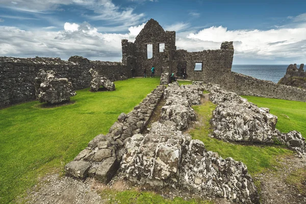 Ερείπια του κάστρου Dunluce κινηματογράφηση σε πρώτο πλάνο. Βόρεια Ιρλανδία. — Φωτογραφία Αρχείου