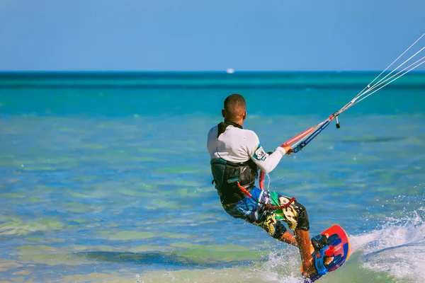 Achteraanzicht van de close-up van kitesurfer aan boord. Egypte. — Stockfoto