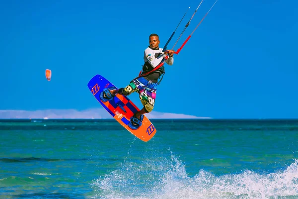 De kitesurfer springend over de rode zee. Egypte. — Stockfoto