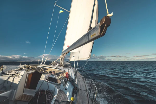 Vista cercana de la cubierta. Yate de vela. Irlanda . — Foto de Stock