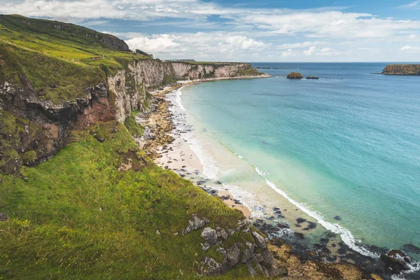 Biały piasek plaży z Irlandii Północnej linii brzegowej. — Zdjęcie stockowe