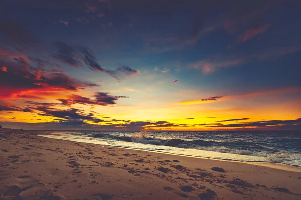 Heller Sonnenuntergang über der asiatischen Küste. — Stockfoto