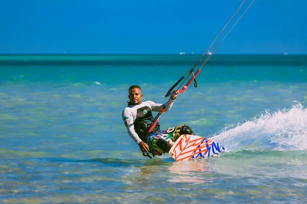 Close-up kitesurfer op het bord. Rode Zee. Egypte. — Stockfoto