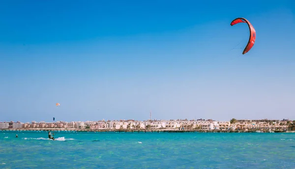 Der Kiteboarder, der über die Oberfläche des Roten Meeres gleitet. — Stockfoto