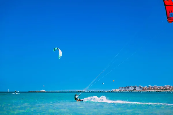 De kiters glijden over het oppervlak van de rode zee. — Stockfoto