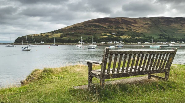特写板凳与海湾视图。雅兰。苏格兰. — 图库照片