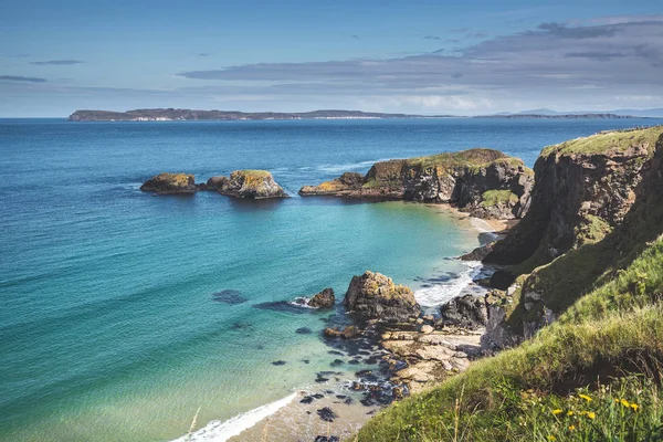 Вода бірюзового океану пральні ірландський берега. — стокове фото