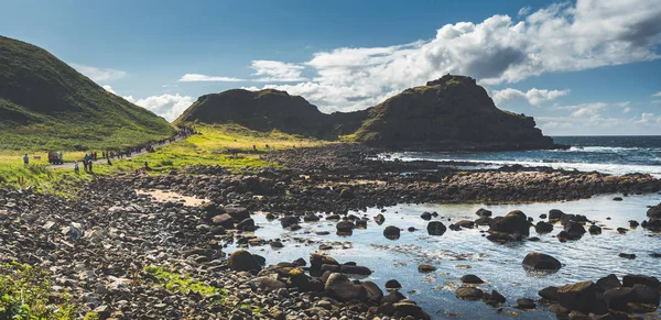 Toeristisch pad naast de kust van Noord-Ierland. — Stockfoto