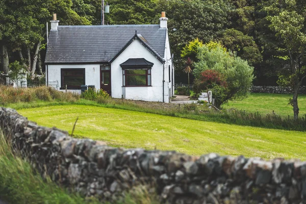 Petit chalet de campagne blanc. Ecosse . — Photo