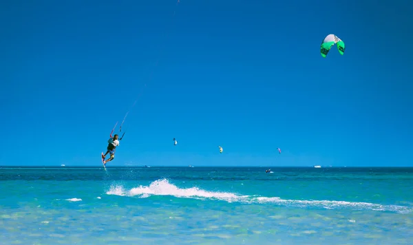 De kitesurfer springend in de lucht over de rode zee — Stockfoto